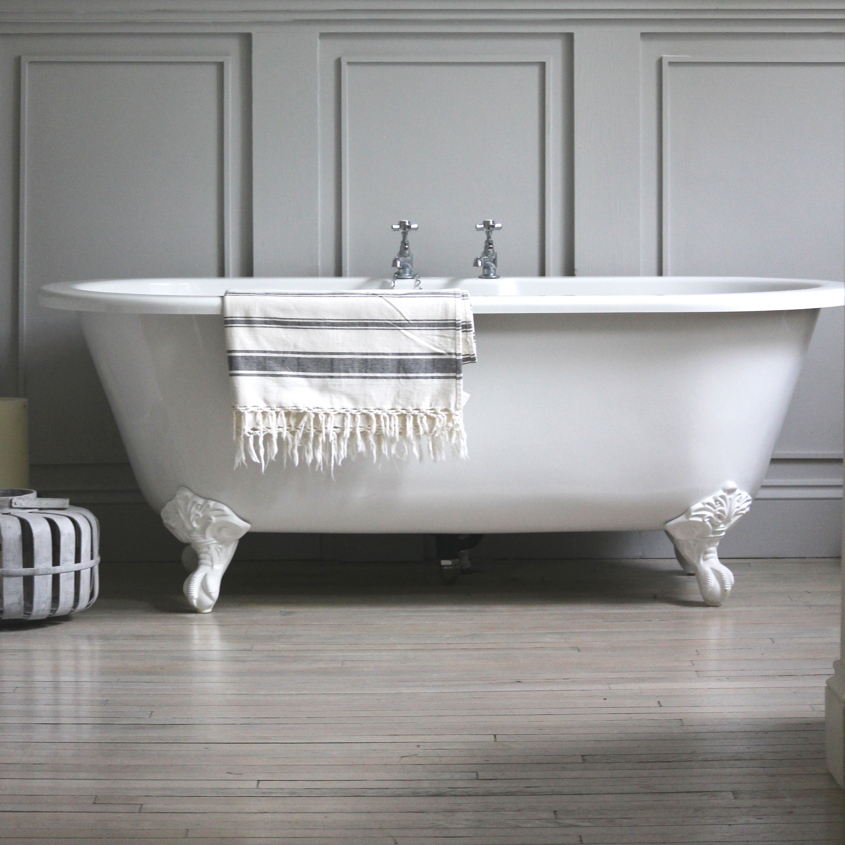 White Oval Clawfoot Tub