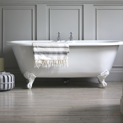 White Oval Clawfoot Tub