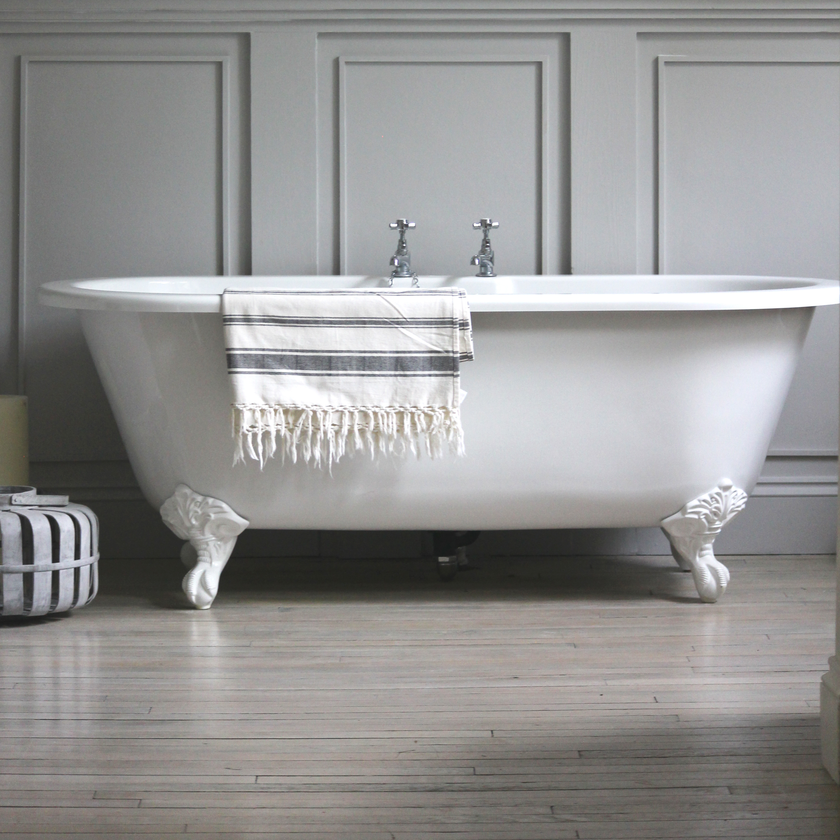 White Oval Clawfoot Tub